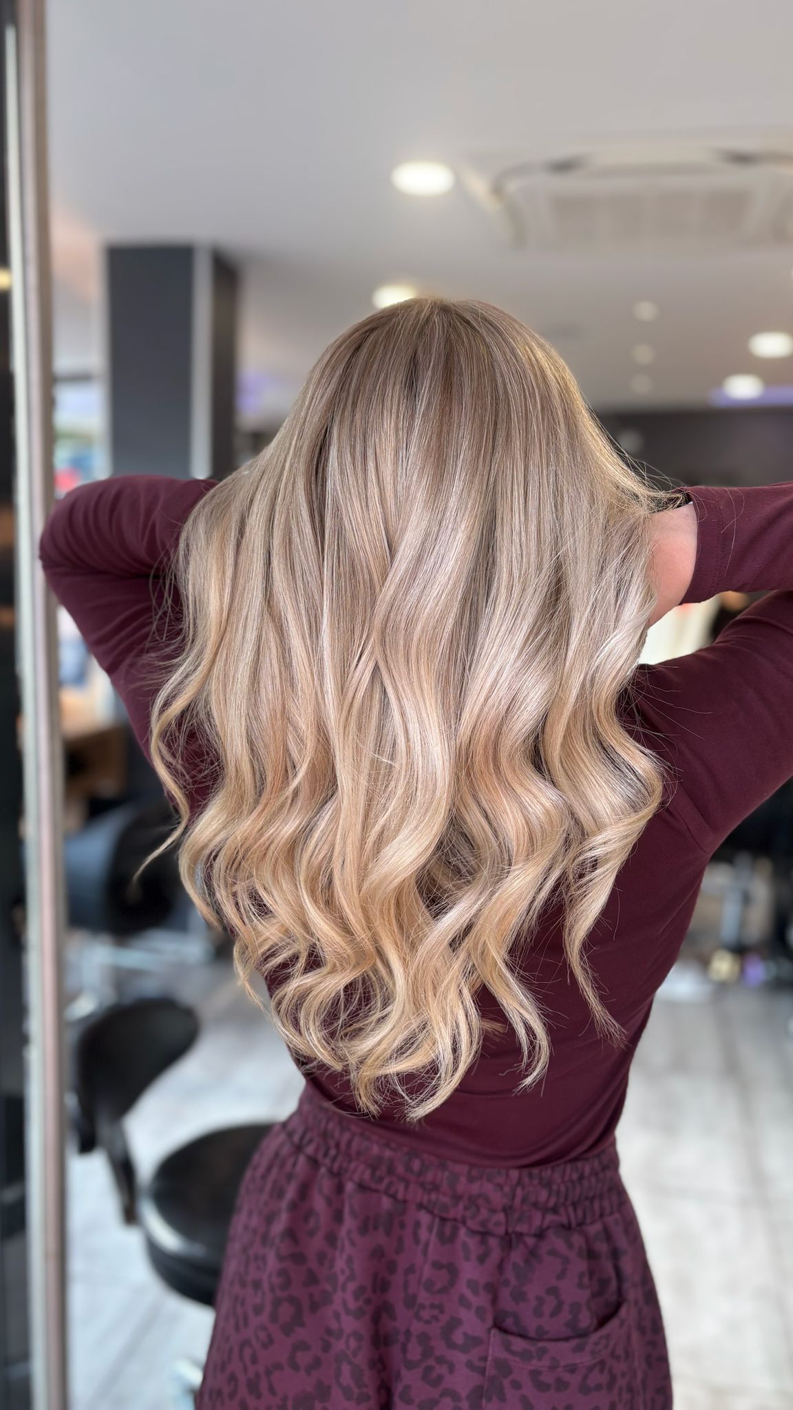 Balayage blond fondu vu de dos - Essentiel Coiffure Hyères