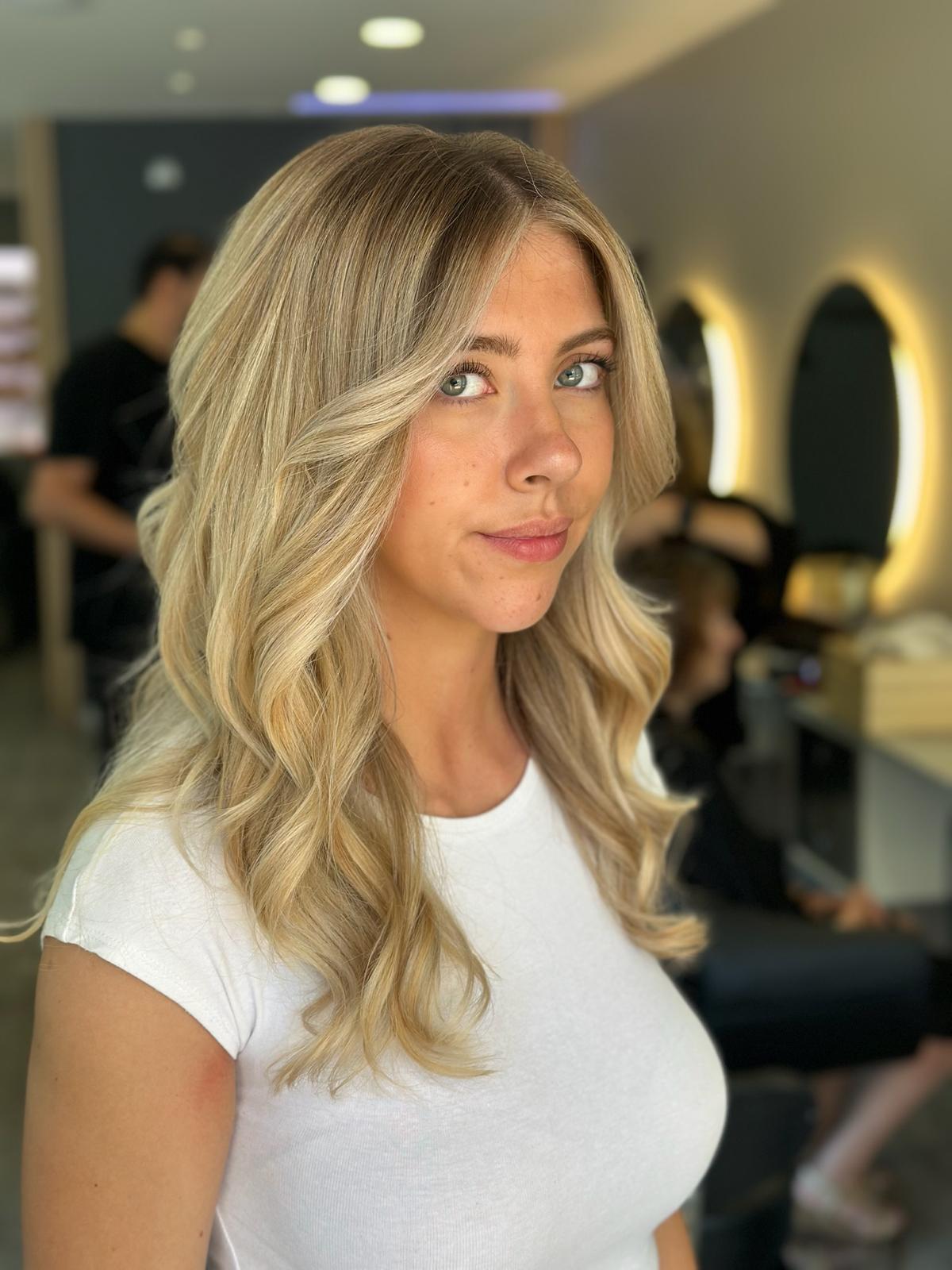 Résultat coiffure blond lumineux - Essentiel Coiffure Hyères