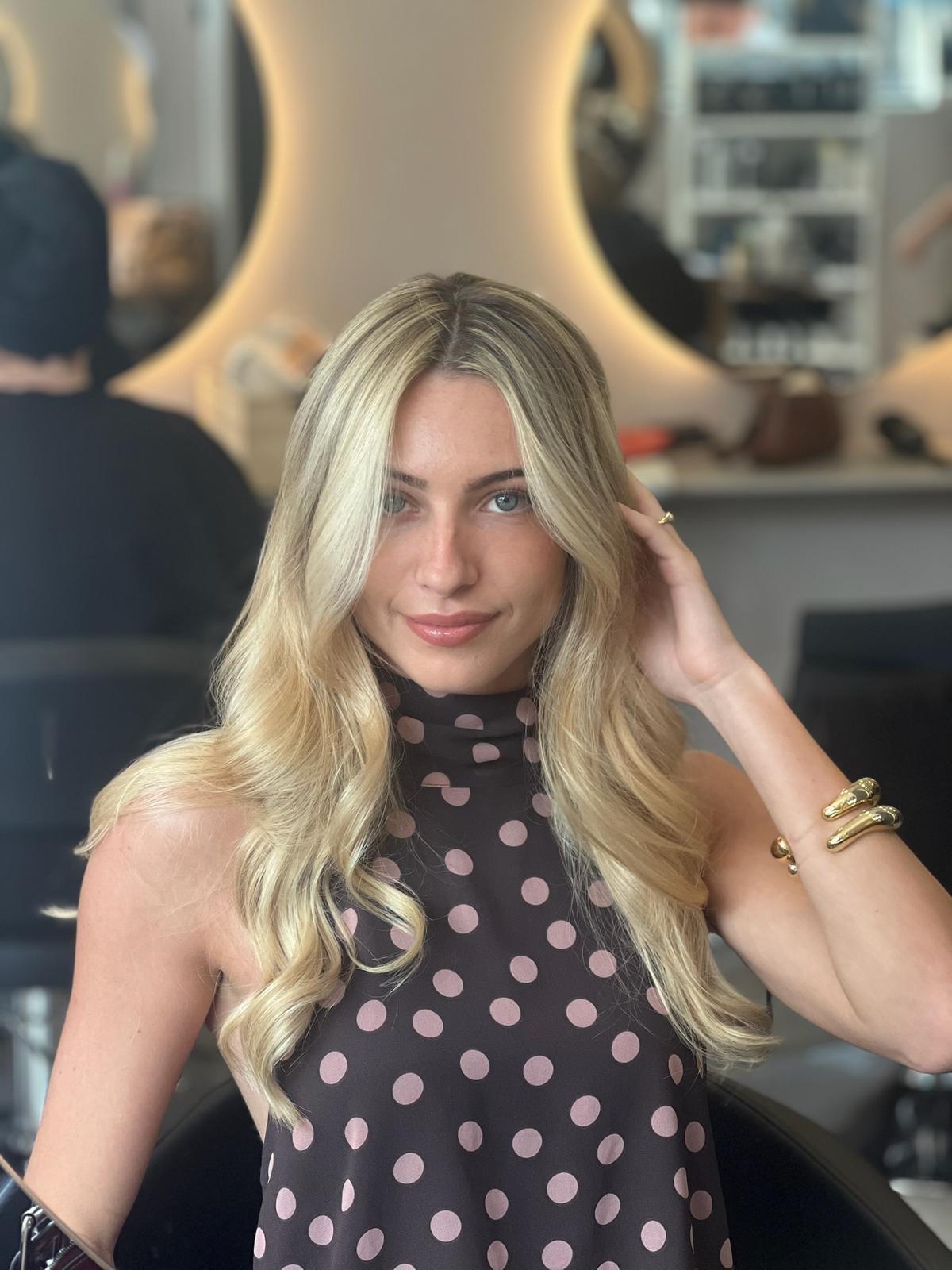 Mèches blondes sur cheveux longs - salon Essentiel Coiffure Hyères