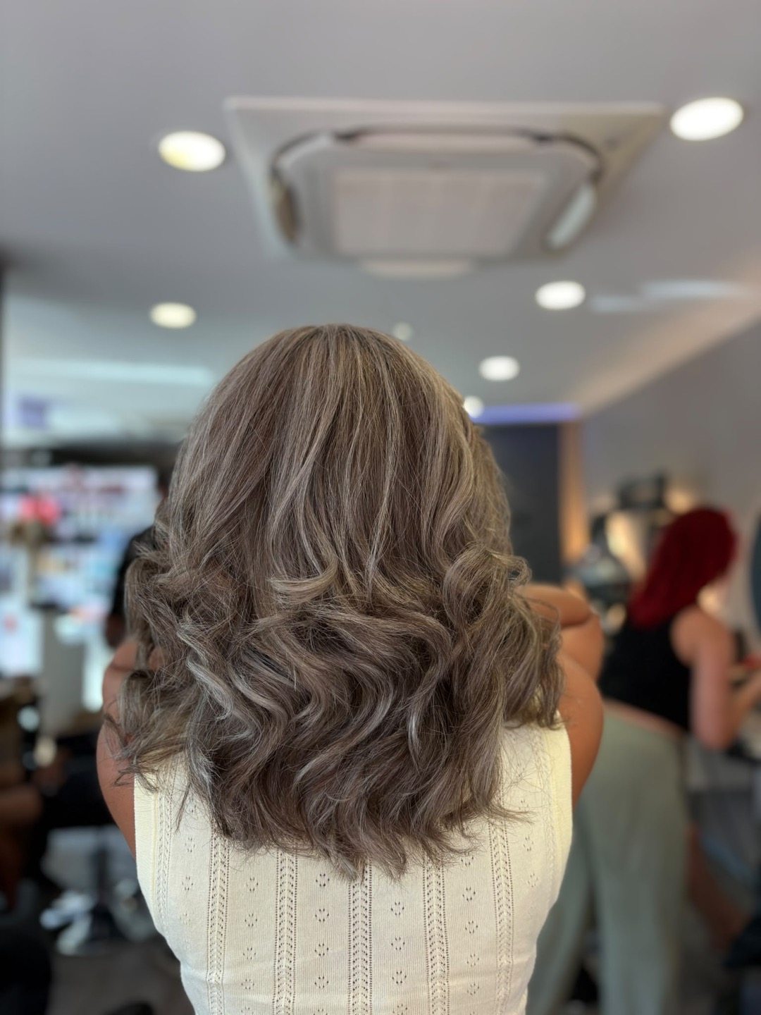 Grey blending ash lumineux à Hyères - résultat Essentiel Coiffure