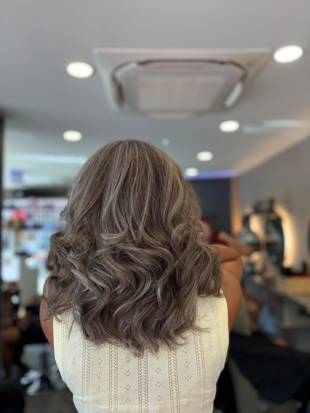 Grey blending cheveux ondulés froids - salon Essentiel Coiffure Hyères